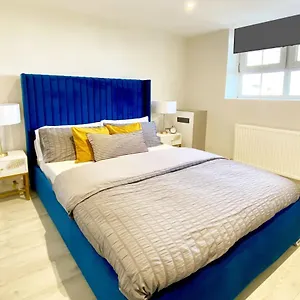 Apartment Perfect Location- 5 Minutes From Tower Bridge ! 8 Minutes Walk From Tube, London