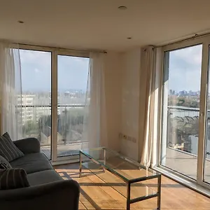 Apartment 2 Bed 2 Baths Apt In Stratford, London