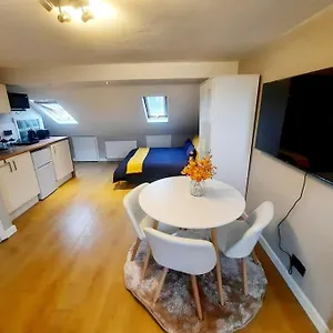 Apartment Alross Flat / Private Bathroom, London