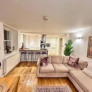 Apartment Opulent Oasis In, London